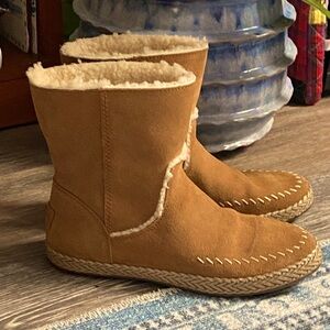 UGG Ailish Suede Shearling Lined Stitch Details Tan Comfy Boots Booties Size 8
